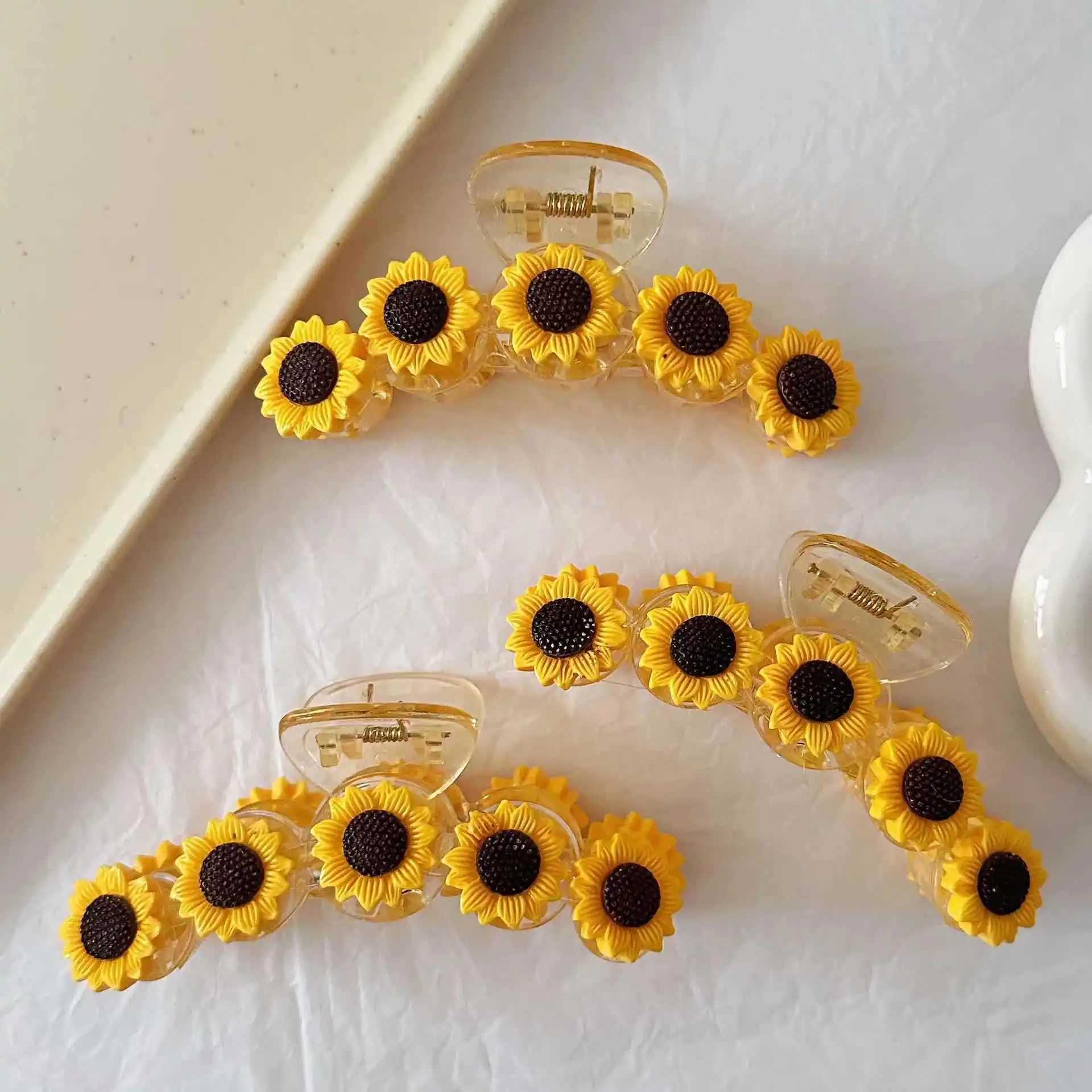 Womens Sunflower Hairpin Cartoon Little Boss Grab Kawaii Girls Fashion Shark Hairpin Simple Funny Hair Accessory Yellow Color H260328