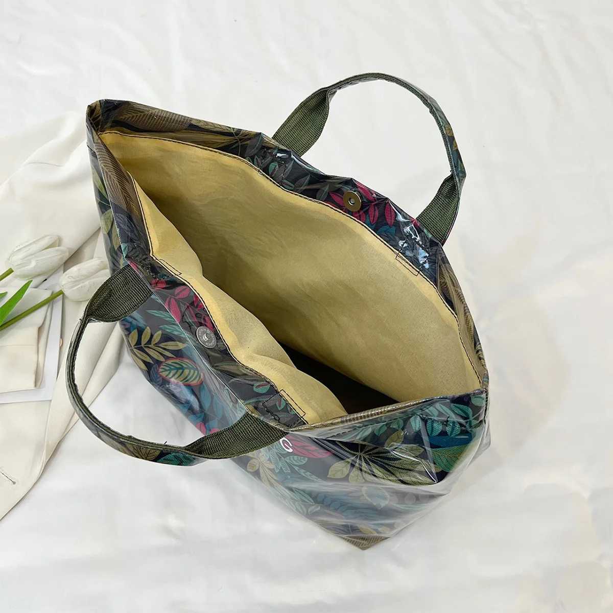 Korean Style Tote Bag Camouflage Leaf Print Clear PVC Magnetic Clasp Large Capacity Water Resistant Easy Clean for Commute C260327