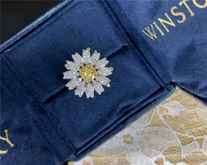 2024 Elegant Brand New Luxury 925 Silver Ladies Small Daisy Flower Ring Exquisite Sunflower Yellow Bridal Exquisite Jewelry Gift H260328
