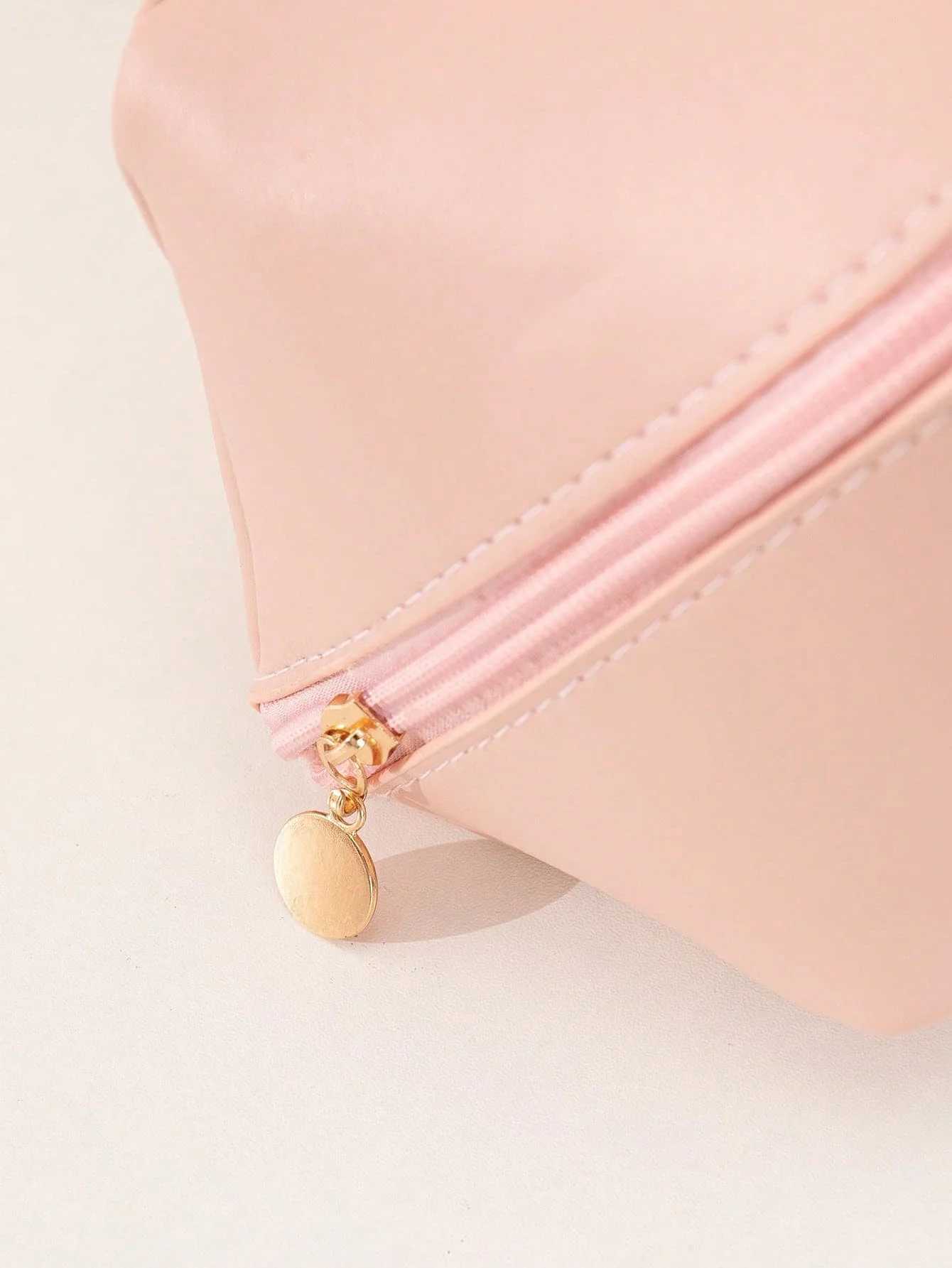 Portable Large Capacity PU Makeup Bag with Internal Organizers for Travel and Daily Use D260328