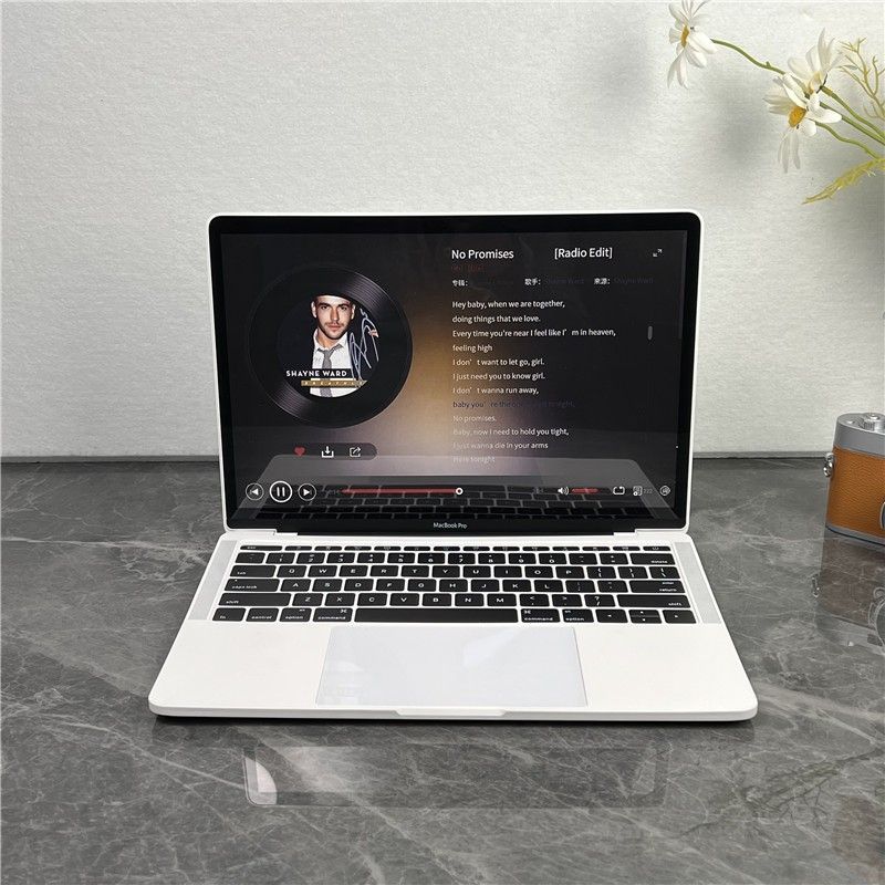 This 13.3-inch MacBookApple laptop replica model is designed specifically for counter display.