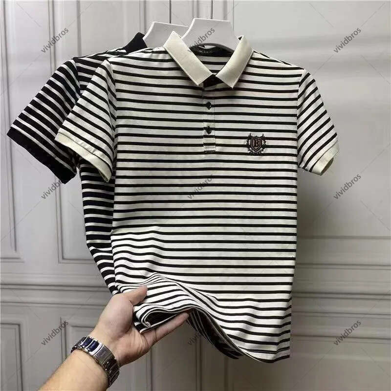 Design Men's Streetwear Stripe & Badge Print Polo Shirt, Casual Contrast Collar Short Sleeve Cotton Polo, Retro Preppy Style for Men's Daily Street Wear