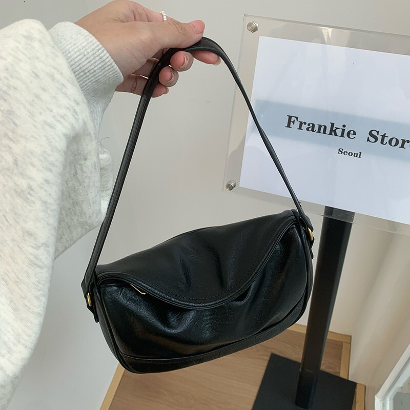 Niche designer bag for women, 2026 new autumn and winter Maillard retro shoulder underarm bag, versatile crossbody dumpling bag