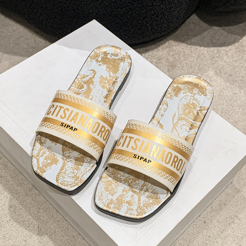 Free shipping designer slippers for womens flat sandals sliver black gold Fashionable and versatile Soft outsole outdoor casual flat slippers