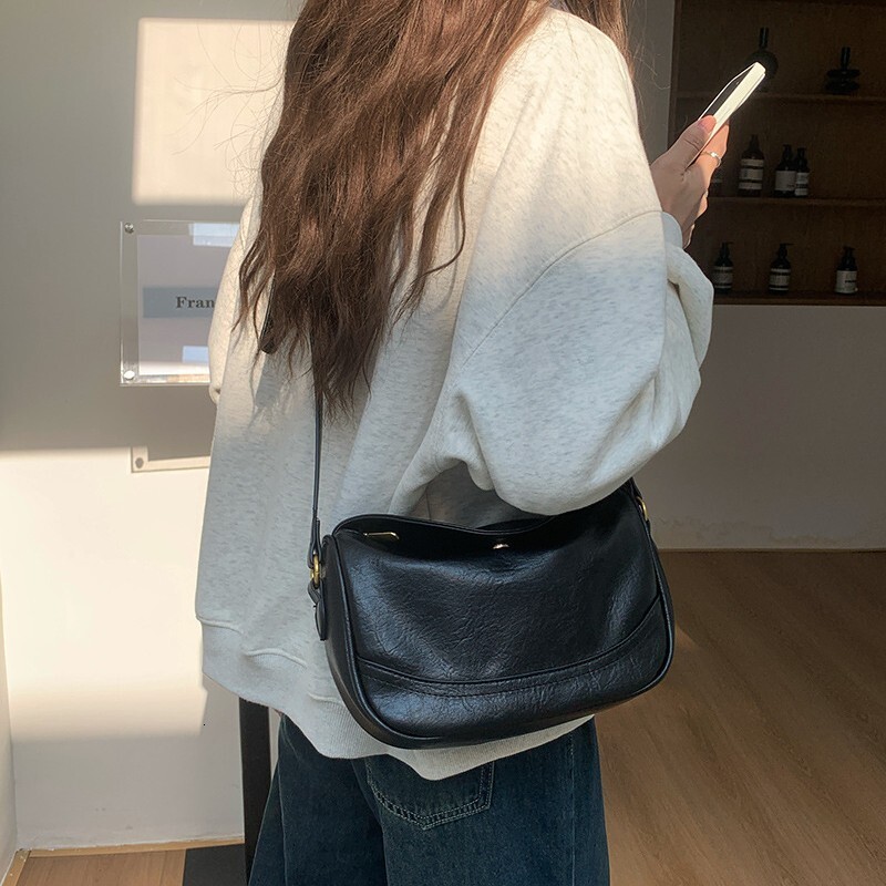 Niche designer bag for women, 2026 new autumn and winter Maillard retro shoulder underarm bag, versatile crossbody dumpling bag