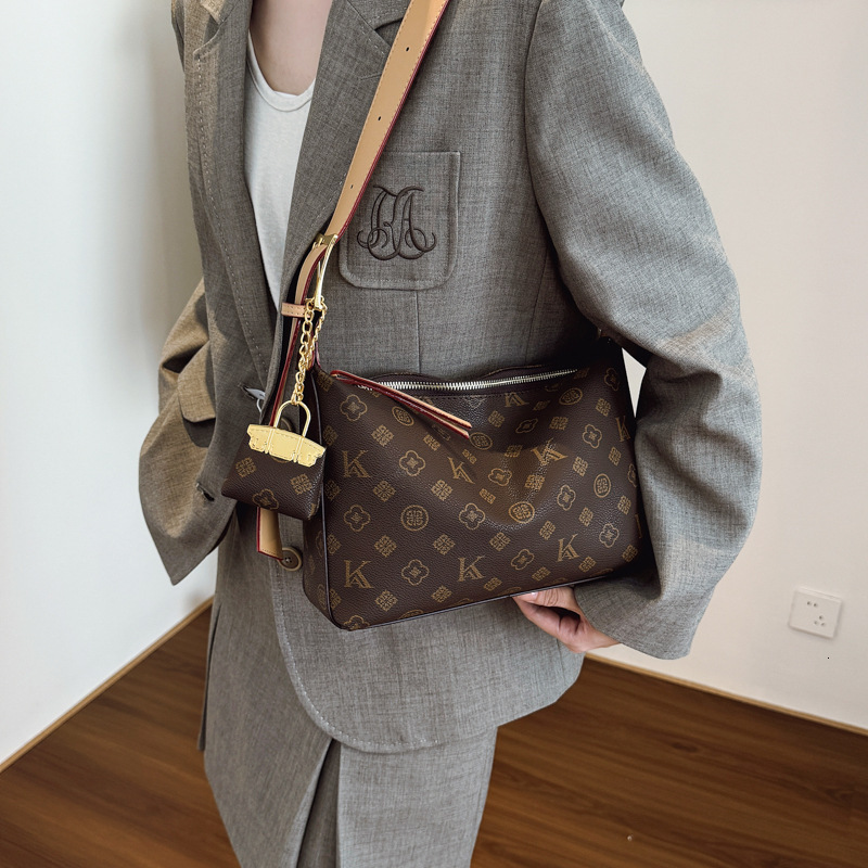 Lady's Fantasy Luxury Designer Large-capacity commuter tote for women, 2026 new fashion retro shoulder underarm bag, elegant light luxury crossbo