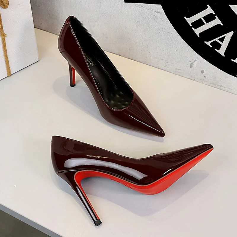 Women Fashion Red Bottom 10cm High Heels Pumps Female Elegant Valentine Date Shoes Lady Glam Patent Leather Pointed Toe Shoes Z260330