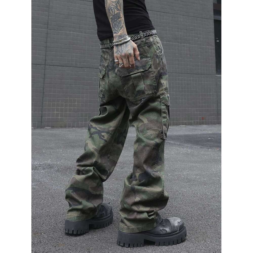 Men's camouflage utility jeans. Multi-pocket design. Stylish and trendy. Loose fit. 26Y0330