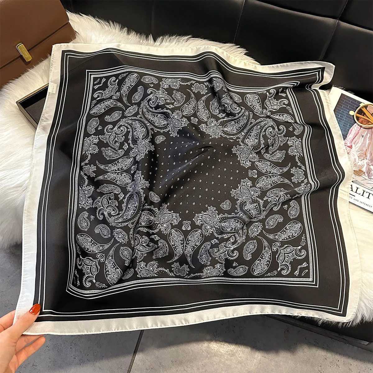 2025 New Paisley Print Silk Scarf for Wen Square Hijab Soft Neck Tie Fem Fashion Decoration Silk scarf 7070cm Kerchief X260328