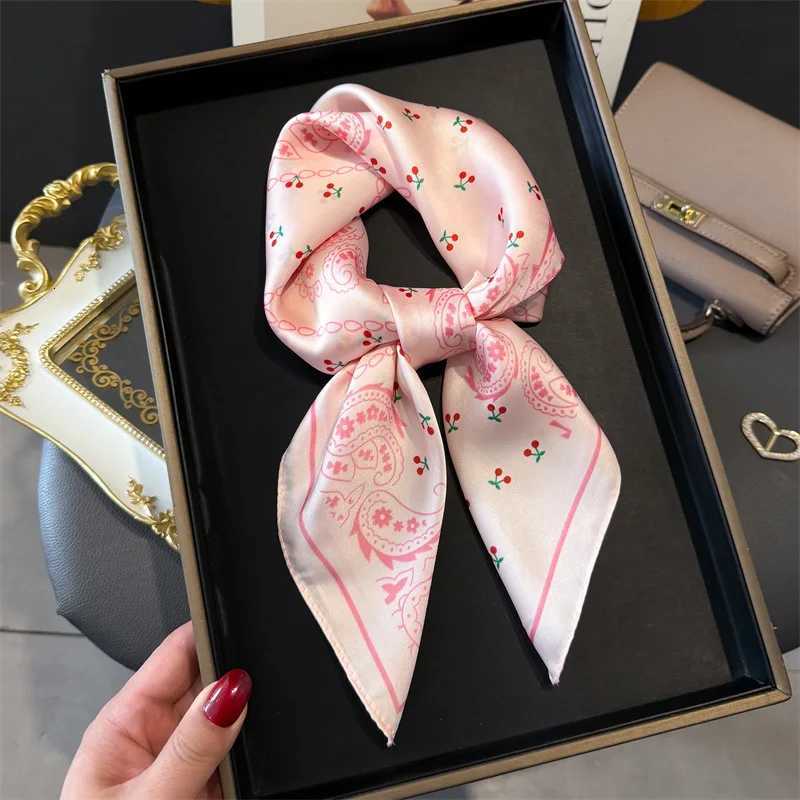 Paisley Print scarf Wen Silk Square Scarfs Foard Bandana Fem Neckerchief Fashion Decorate Hijab Lady Neck Ties X260328
