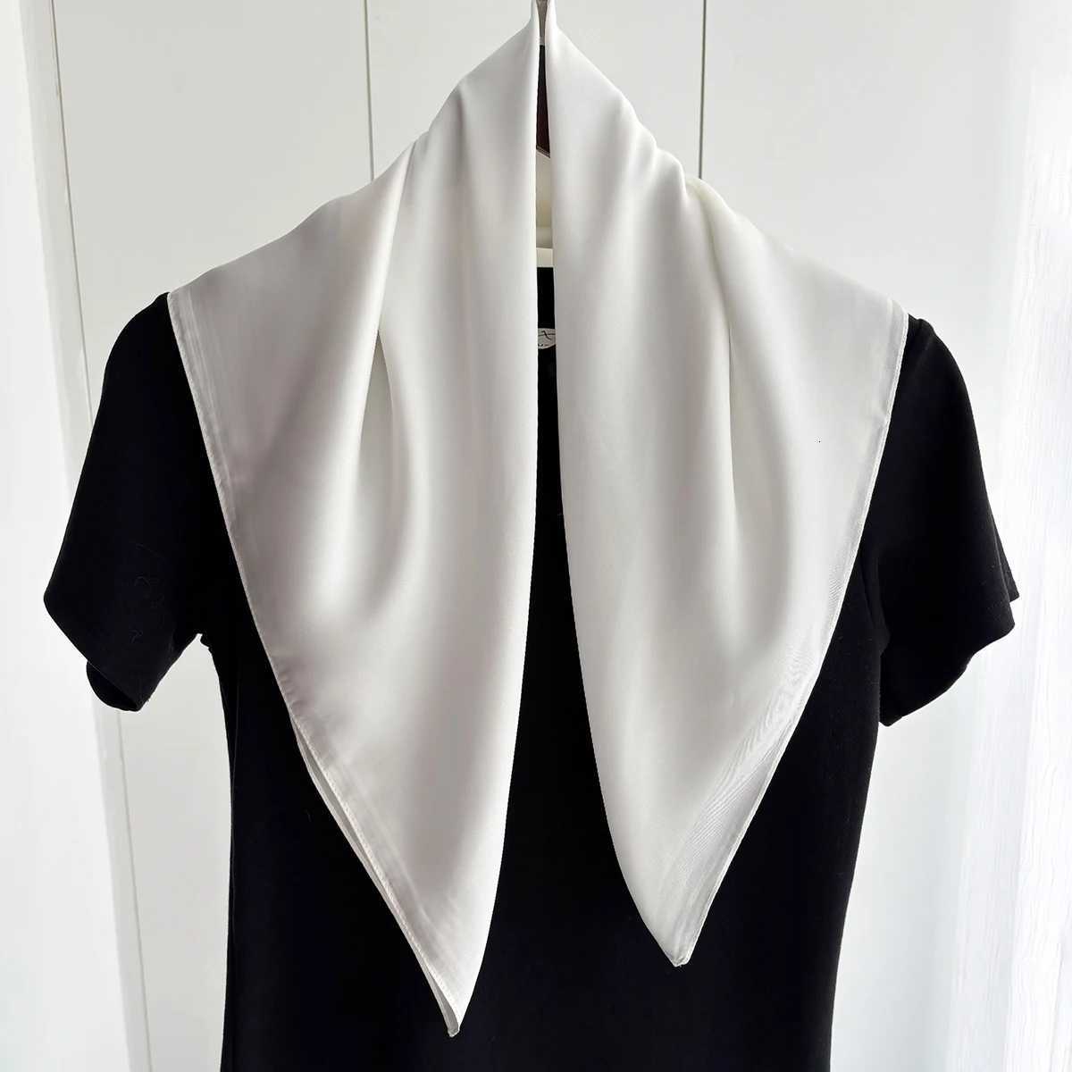 70cm Small Square Scarf Soft Satin scarf Geetric Print Neck Protection Fashionable Versatile Neck Warmer Scarf X260328