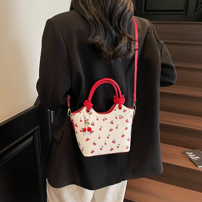New Fashion Commuting Cute Pendant Large Capacity Printed Texture One Shoulder Underarm Handbag Bag 2026s hot
