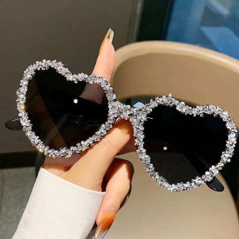 Y2K Heart Shaped Frameless Rhinestones Decoration Sunglasses for Men Women Fashionable Punk Wedding Party Festivals Eyewear 26Y0330
