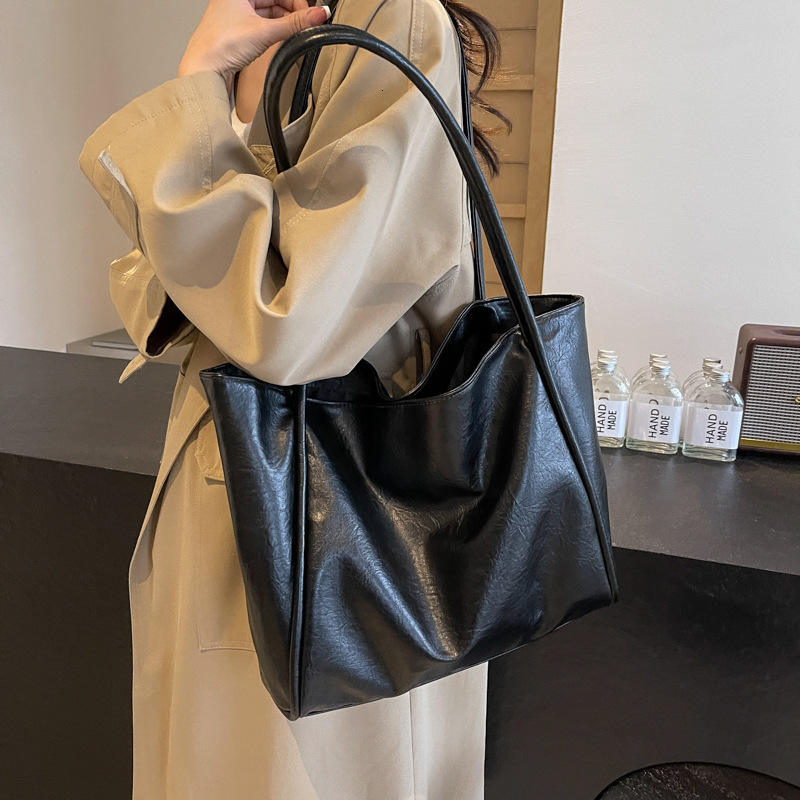 Free Shipping High Value Large Capacity Leather Tote Bag for Women Vintage Soft Hobo Shoulder Bag