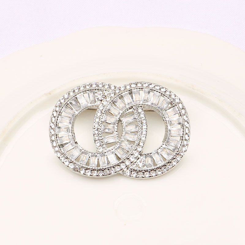 Vintage Luxury Women Designer Brooches Gold-color Inlay Crystal Rhinestone Jewelry Letter Brooch Charm Girls Pin Marry Wedding Party Cloth Accessories