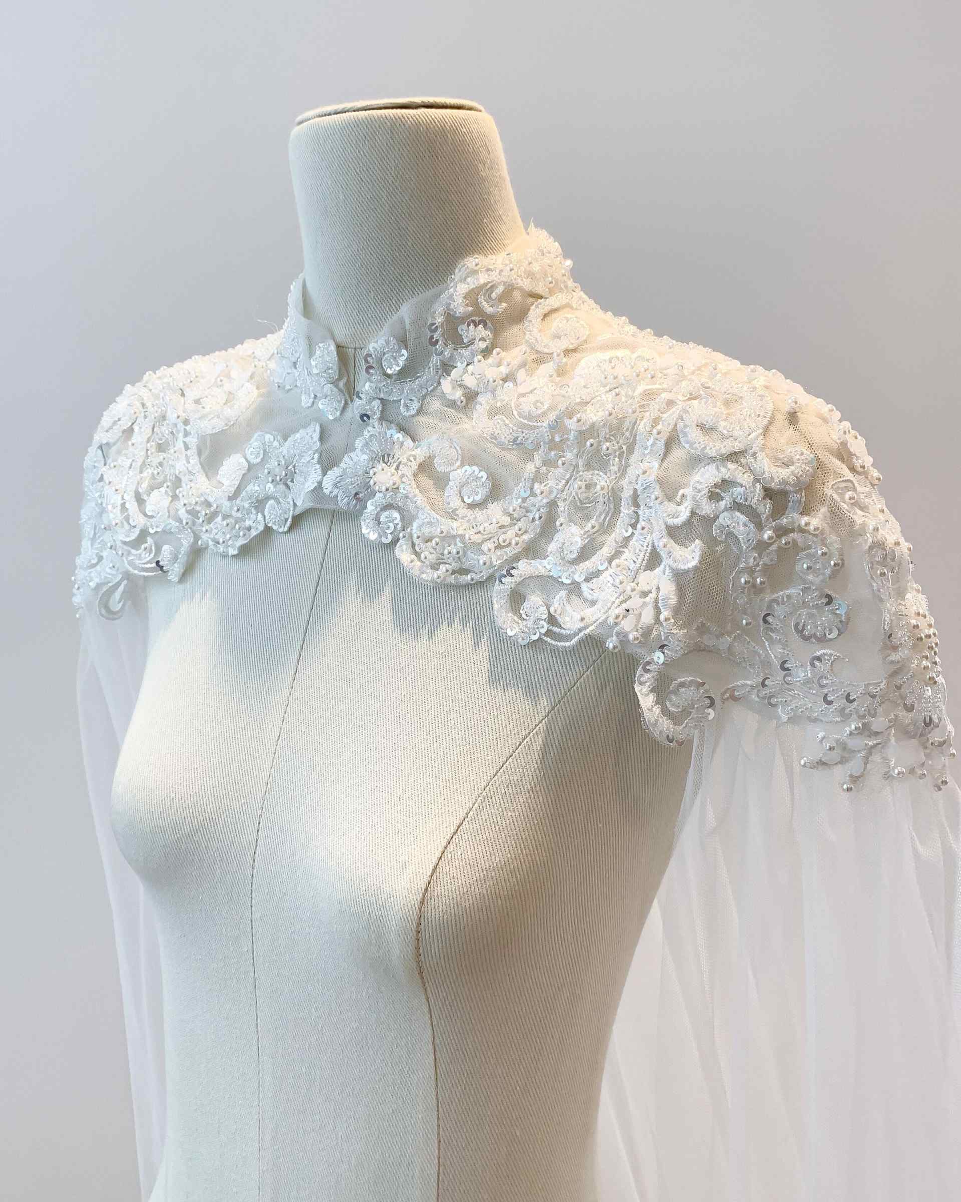 Graceful Lace Appliques Tulle Wedding Cape Women Formal Shawl Long Jacket Evening Party Customized Wedding Accessories