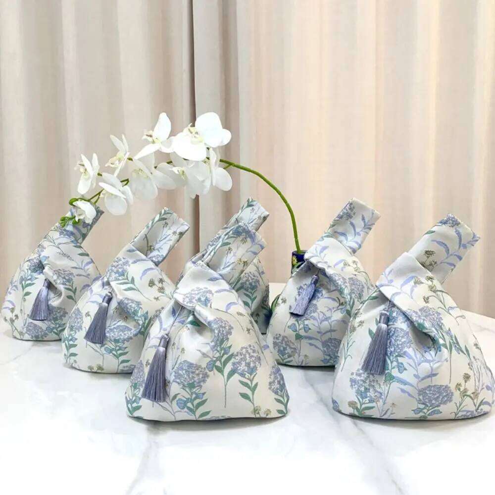 Chinese Embroidery Embroidery Hanfu Handbag New Chinese Style Wrist Bag Imitation Silk Gift Pouch Simple Tassel Pendant Cheongsam Accessory