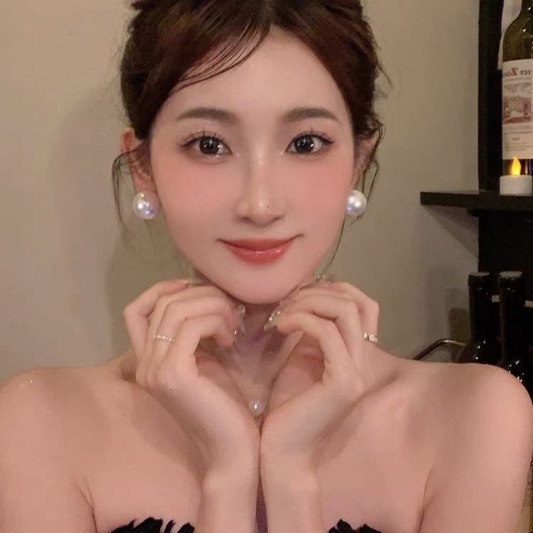 Designer luxury French-style Audrey Hepburn-pired pearl necklace for women, light luxury niche high-end clavicle chain with a unique design