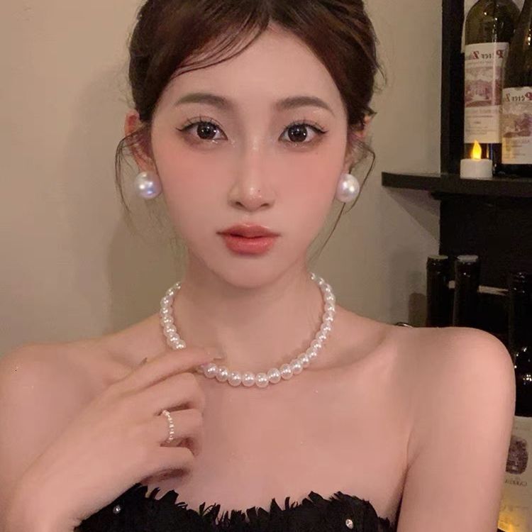 Designer luxury French-style Audrey Hepburn-pired pearl necklace for women, light luxury niche high-end clavicle chain with a unique design
