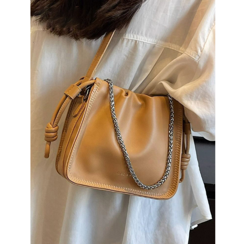fashion versatile chain for women, new pleated cloud small square bag, 2025 autumn and winter niche crossbody bag