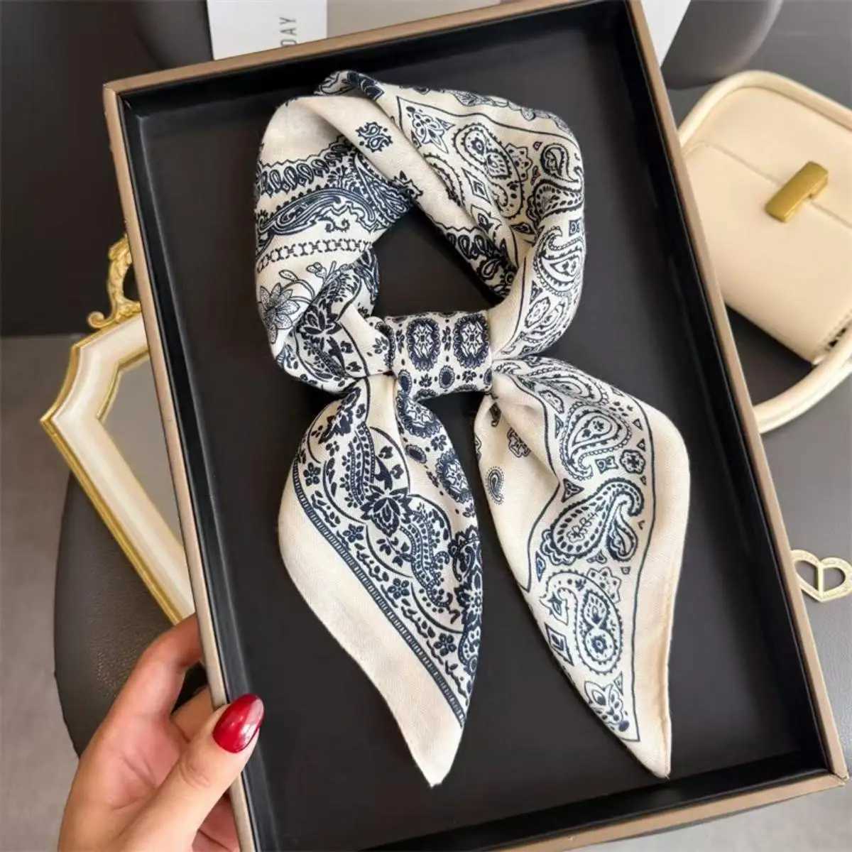 Fashion Wens Scarf Premium Imitation Silk Retro Paisley Print Lightweight Neck Scarf for Work Streetwear X260328