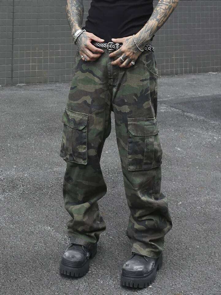 Men's camouflage utility jeans. Multi-pocket design. Stylish and trendy. Loose fit. 26Y0330