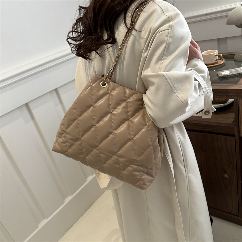 Durable High Value 2026 Diamond Pattern Winter New Simple Fashion Casual Large Capacity Commuting Stylish Chain Tote Shoulder Handbag ddmybear