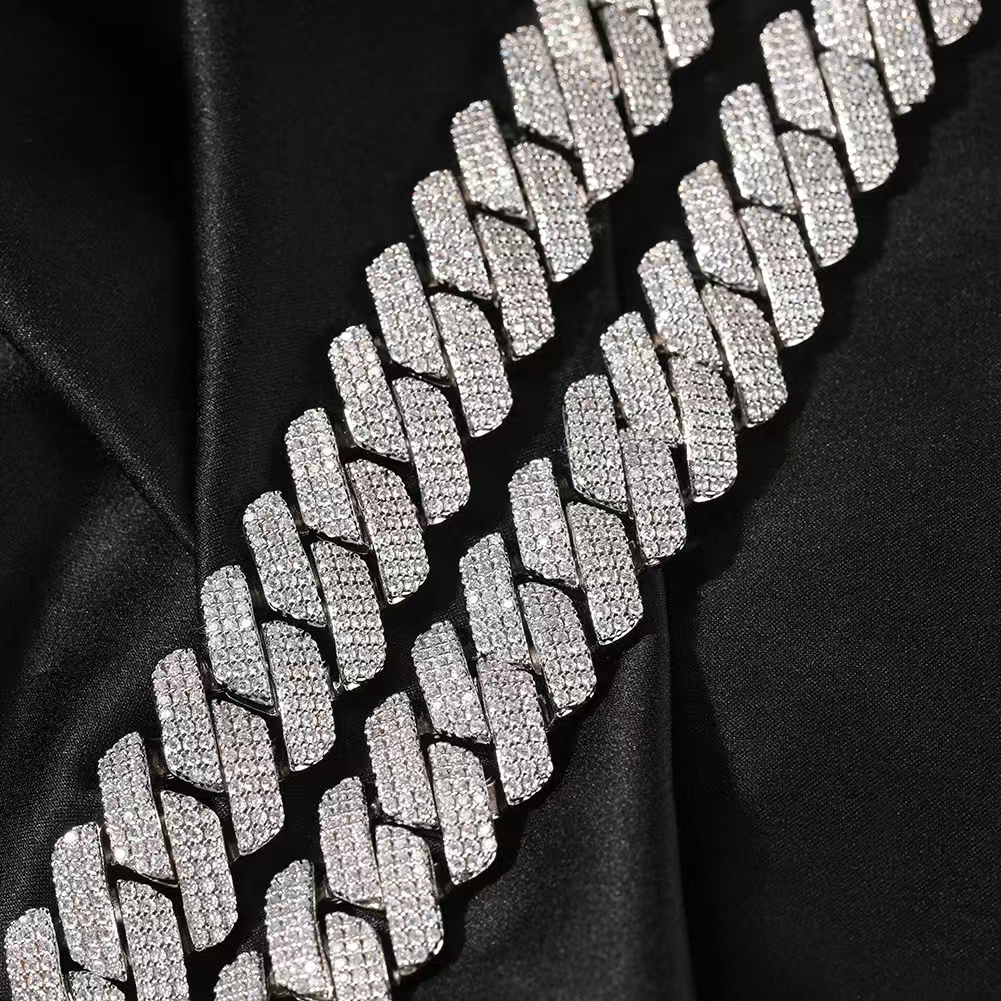 VVS grade sapphire set with icy cracked diamonds. 18mm. 925 sterling silver material. Men's necklace. Meyer Cuban chain-style necklace. Party gif
