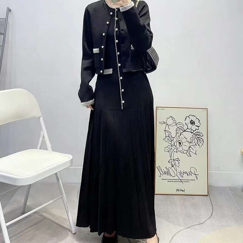 2026 Spring New French Elegant Color c1 blocked Pearl Decoration Sleeveless Black Medium length Knitted Dress