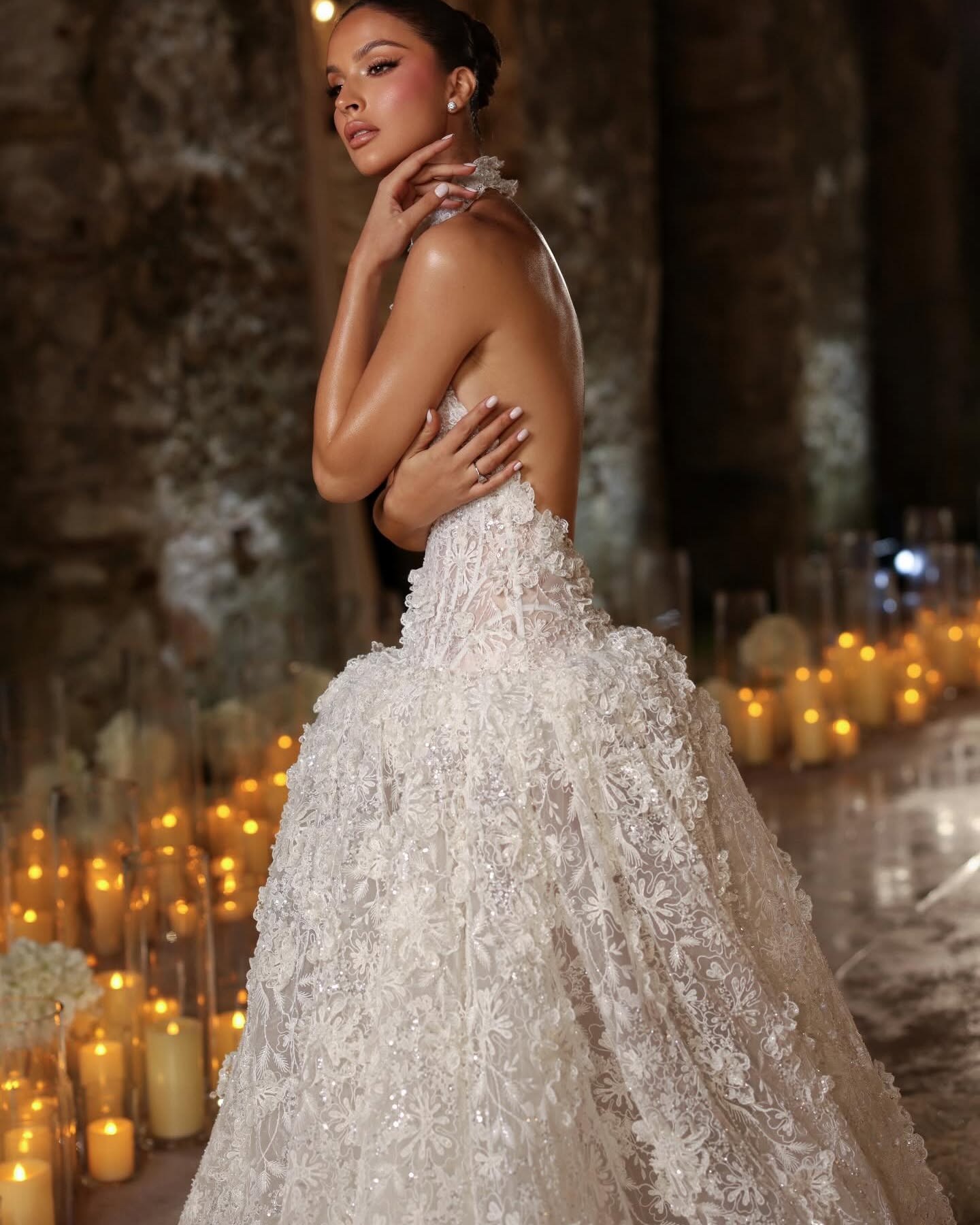 Luxury Ball Gown Wedding Dresses Halter Neck Sexy Backless Appliques Lace Bridal Gowns Sweep Train Customized Robe