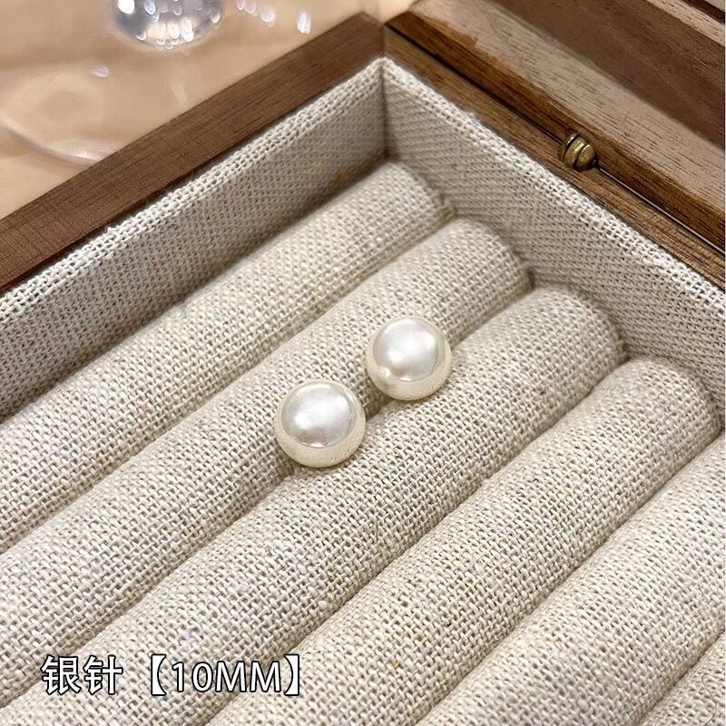 Designer luxury French-style Audrey Hepburn-pired pearl necklace for women, light luxury niche high-end clavicle chain with a unique design