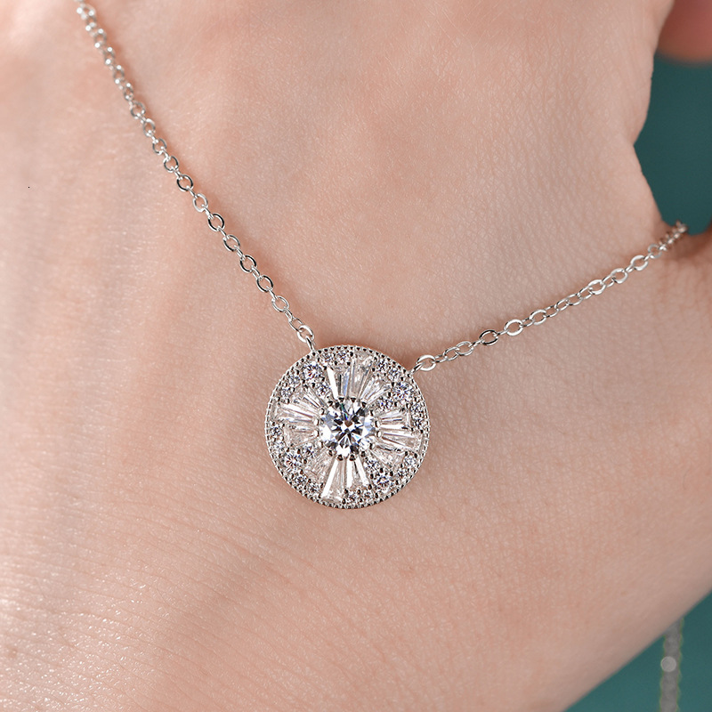 Ins-style Moissanite Round Pendant Fashionable Women's Accessories For Daily Commuting, High-end Niche Electroplated K Gold Necklace