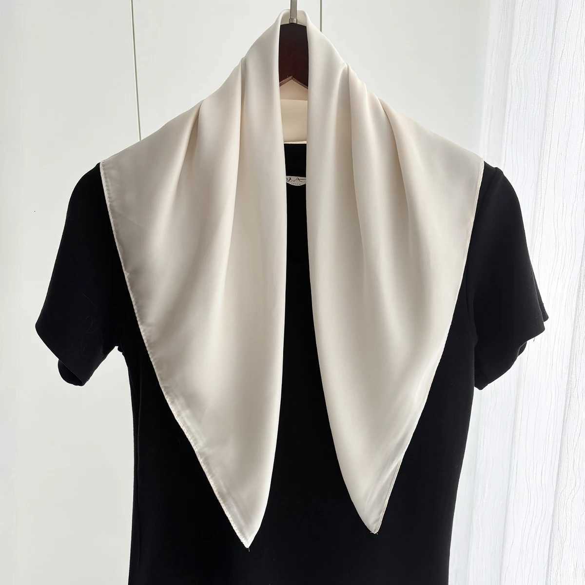 70cm Small Square Scarf Soft Satin scarf Geetric Print Neck Protection Fashionable Versatile Neck Warmer Scarf X260328