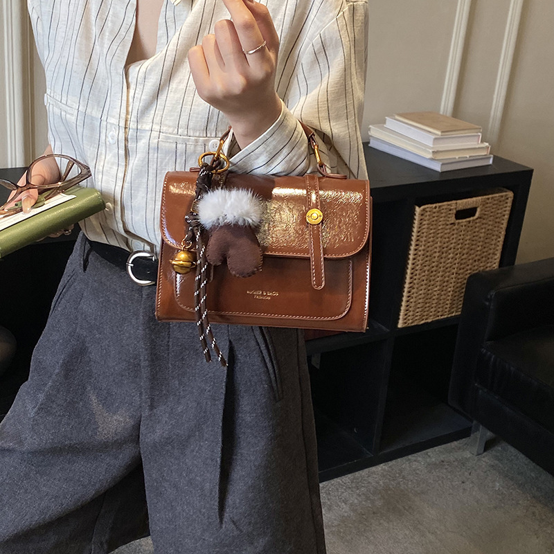 Vintage College-Style Design Cambridge Bag, Versatile Commuting Daily Handbag, Light Luxury Personalized Niche Crossbody Bag