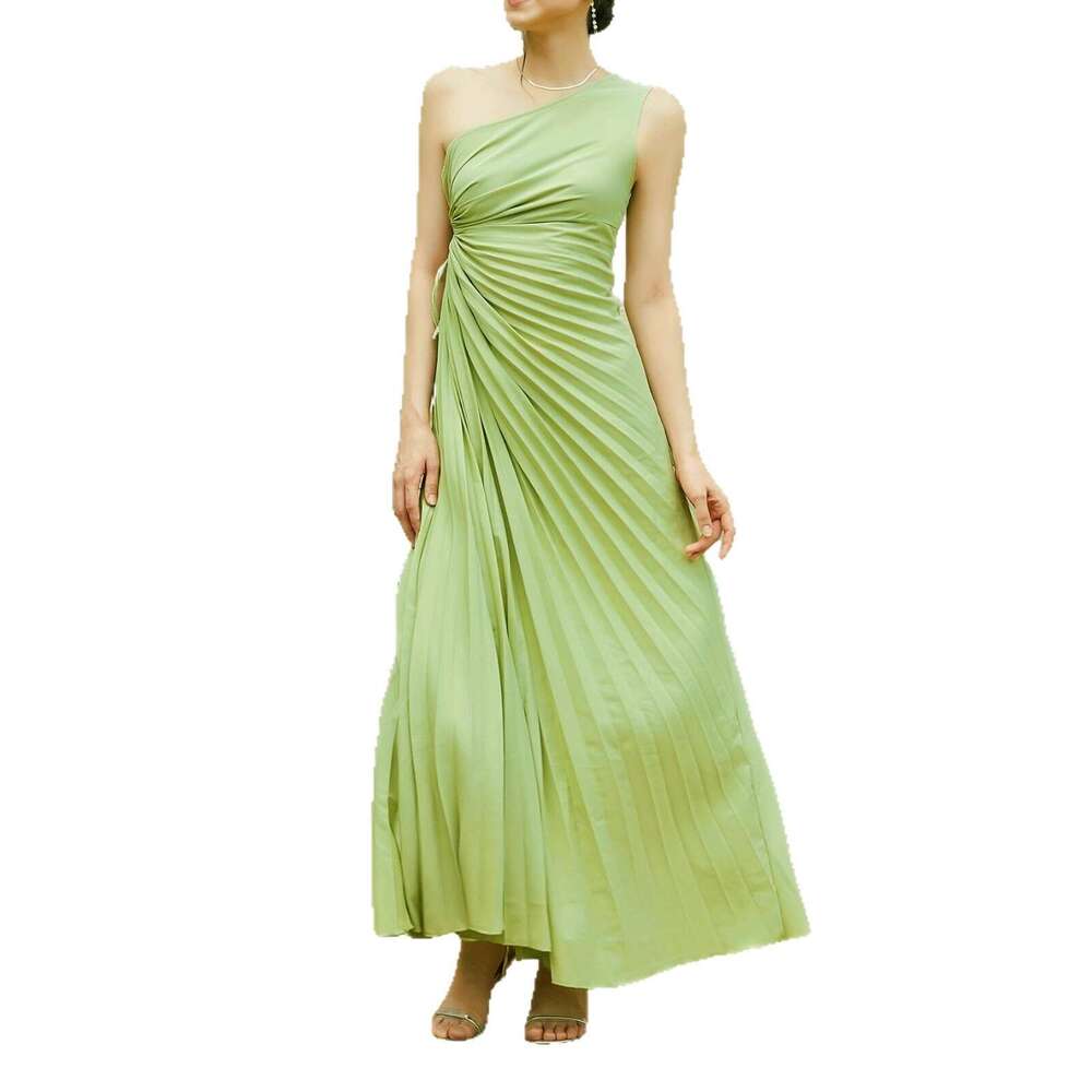 European and American autumn and winter S18 new women's single shoulder asymmetrical collar dress solid color pleated dress
