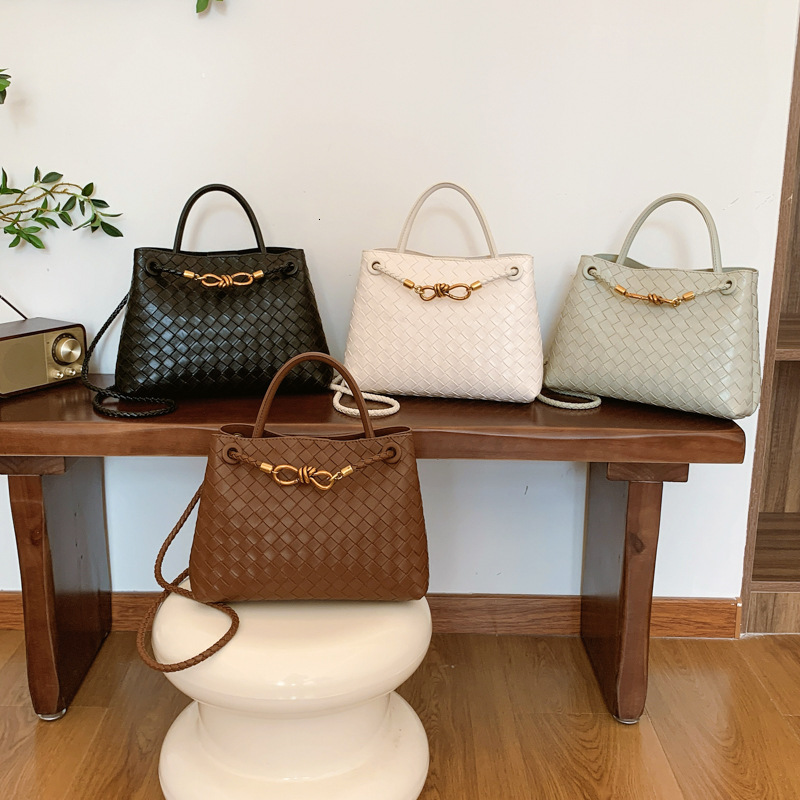 New Women's Niche High-end Metal Rope Buckle Woven Shoulder Fashion Versatile Retro Commuter Bag Trendy