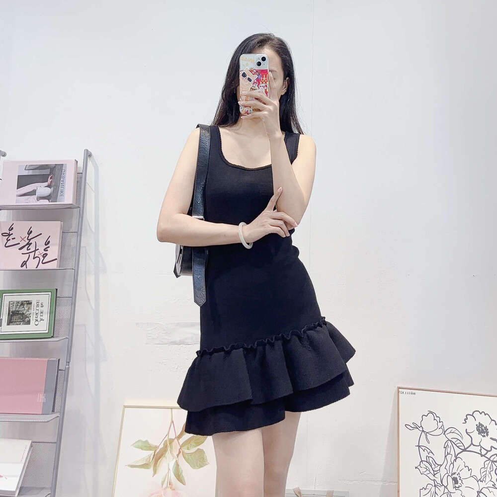 Autumn new French fashion D17 dress designer sleeveless U-neck short strap knitted women's tea skirt 2026