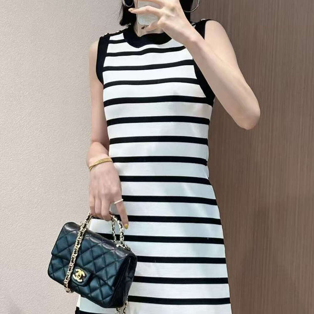 Designer French niche style S18 elegant round neck sleeveless slim fit single button black and white striped pleated knitted women's dress