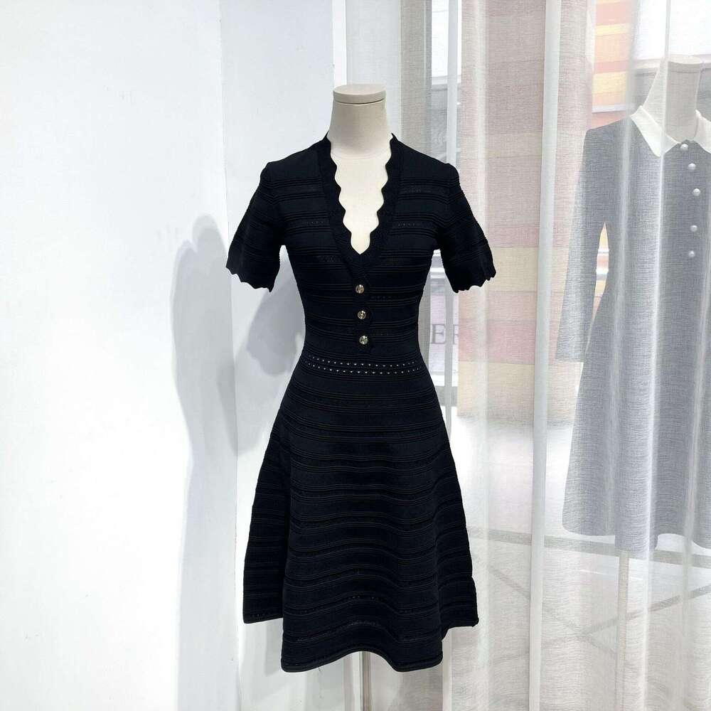 Summer designer elegant high-end green women's clothing French D17 niche light luxury exquisite fashion women's knitted dress