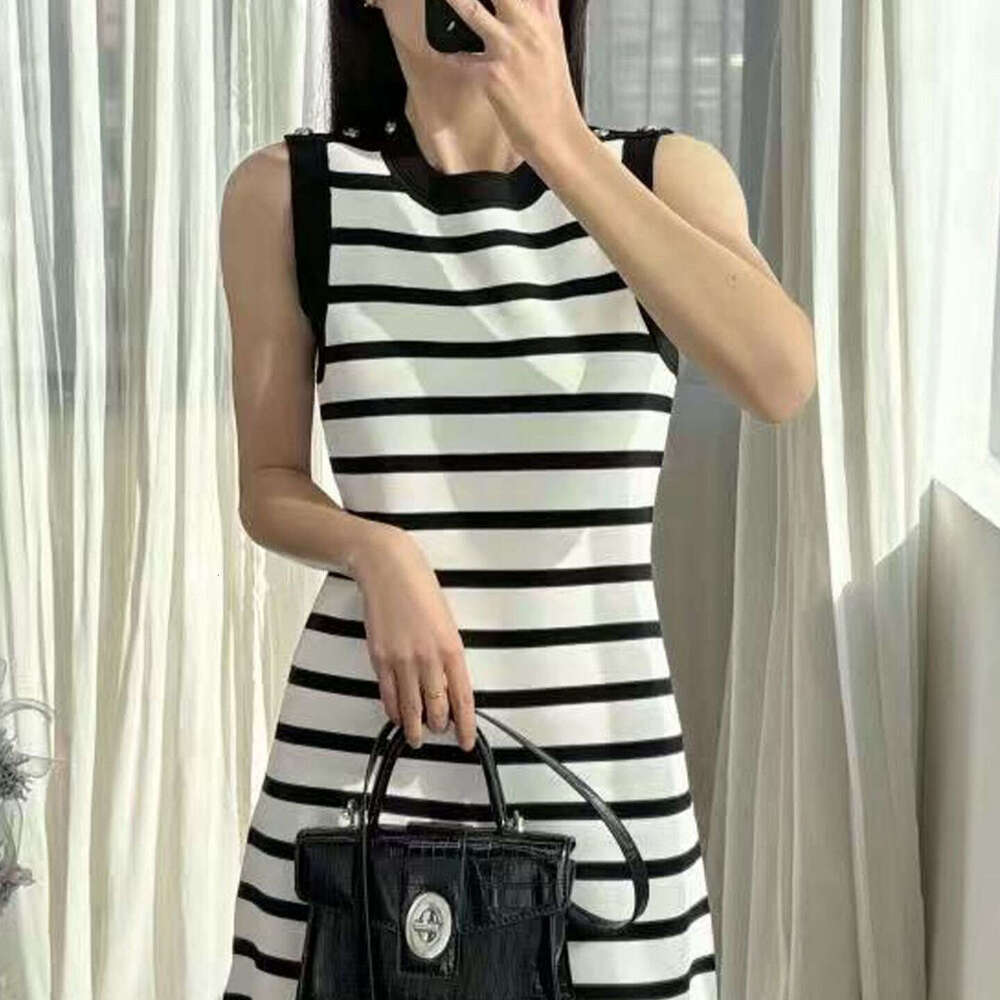 Designer French niche style S18 elegant round neck sleeveless slim fit single button black and white striped pleated knitted women's dress