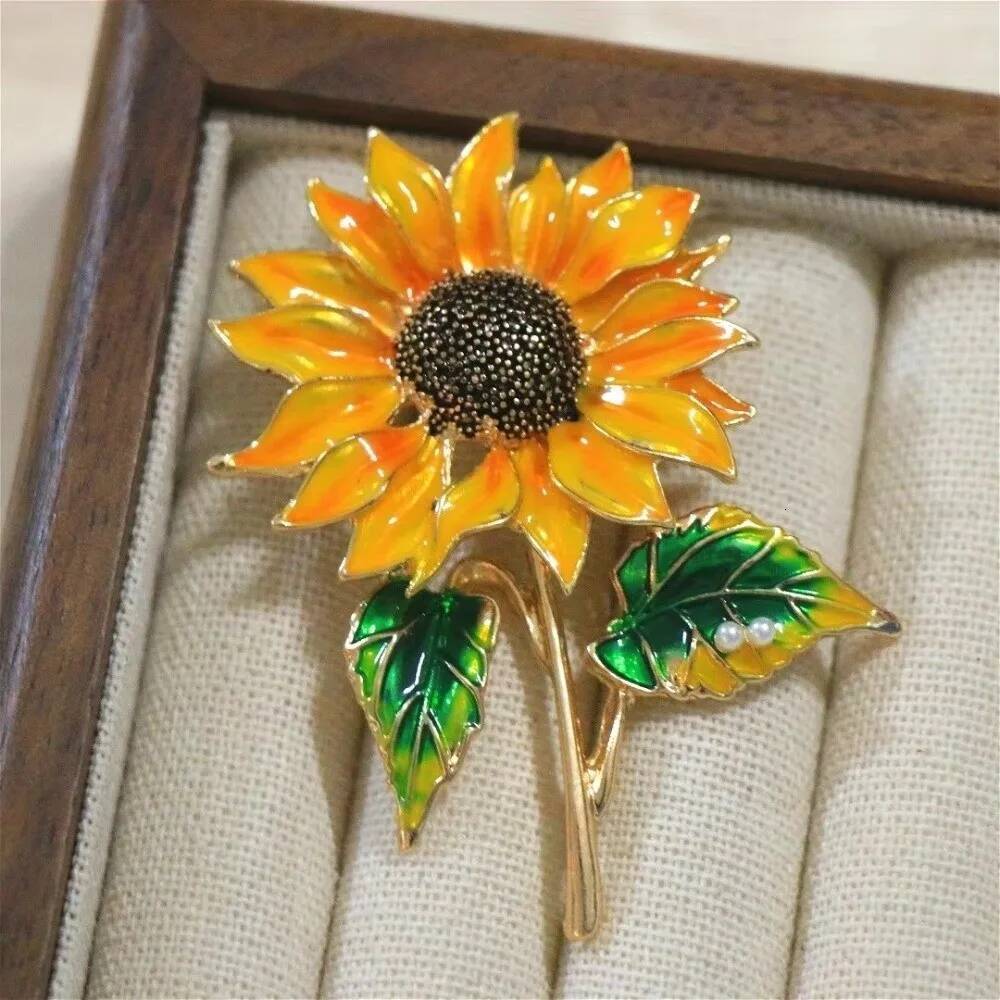Baroque Luxury Pins Flower Sunflower Design Couple Surprise Gift Enamel Brooch Beautiful Lapel Pin Accessories