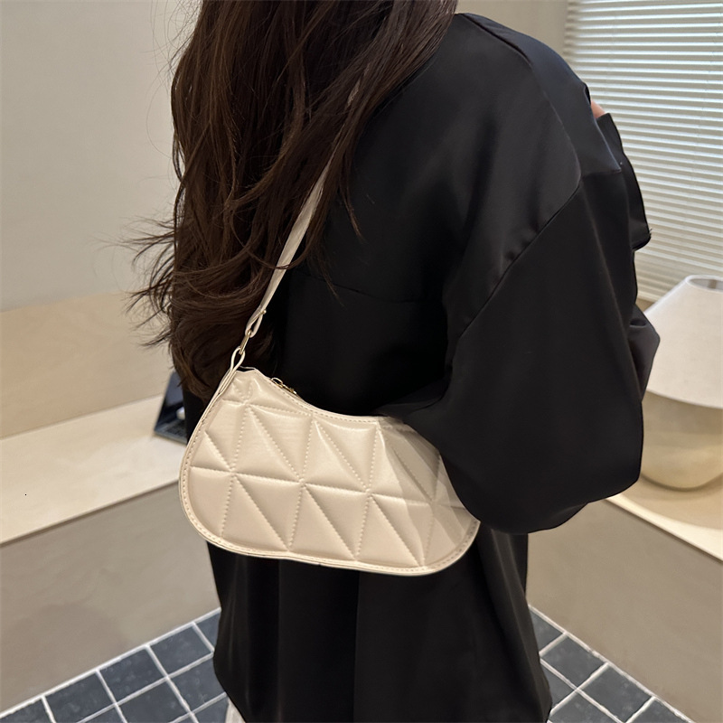 Free Shipping High Value Quilted Shoulder Bag for Women Classic Hobo Bag Casual Crossbody Handbag with 4 Colors