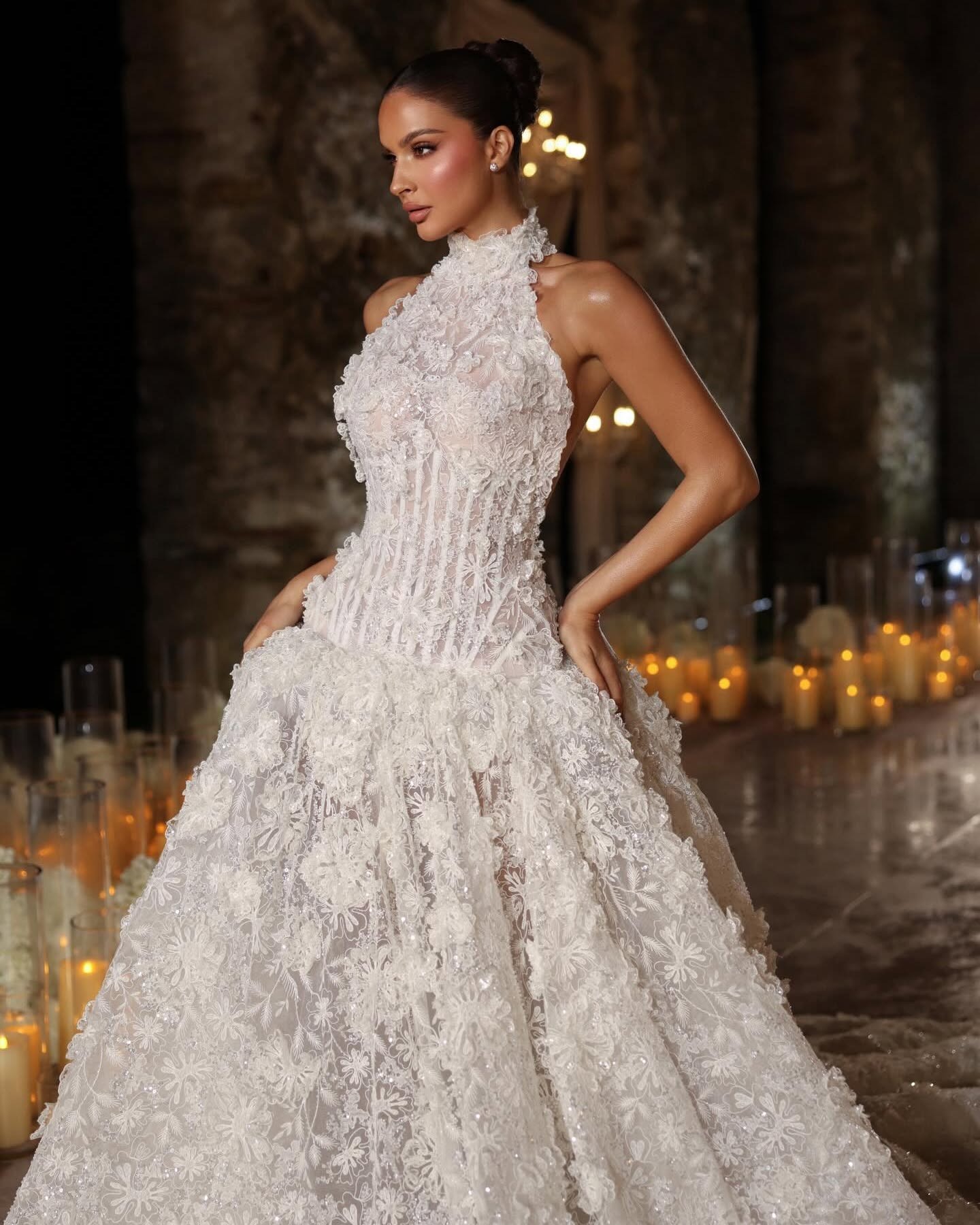 Luxury Ball Gown Wedding Dresses Halter Neck Sexy Backless Appliques Lace Bridal Gowns Sweep Train Customized Robe