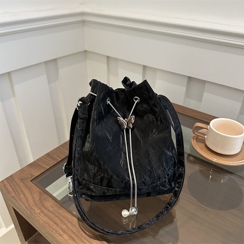 Free Shipping High Value Minimalist Retro British Style New Single Shoulder Drawstring Bucket Bag Design Sense Commuter Student Backpack