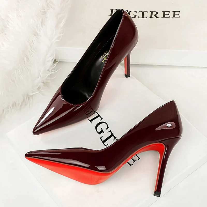 Women Fashion Red Bottom 10cm High Heels Pumps Female Elegant Valentine Date Shoes Lady Glam Patent Leather Pointed Toe Shoes Z260330