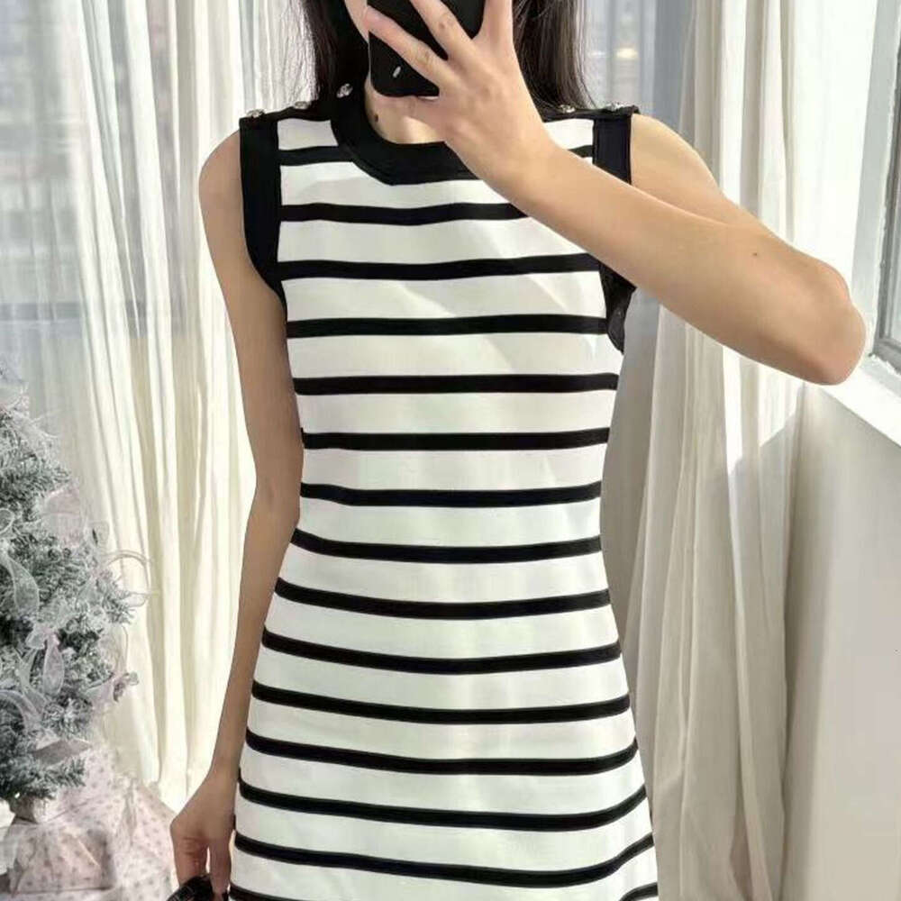 Designer French niche style S18 elegant round neck sleeveless slim fit single button black and white striped pleated knitted women's dress