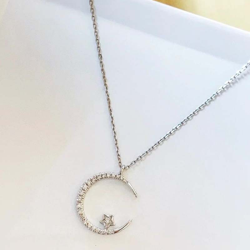 Designer luxury New Summer Star Moon Zircon Necklace Super Shiny High-end Design Niche Ins Star Moon Collarbone Necklace