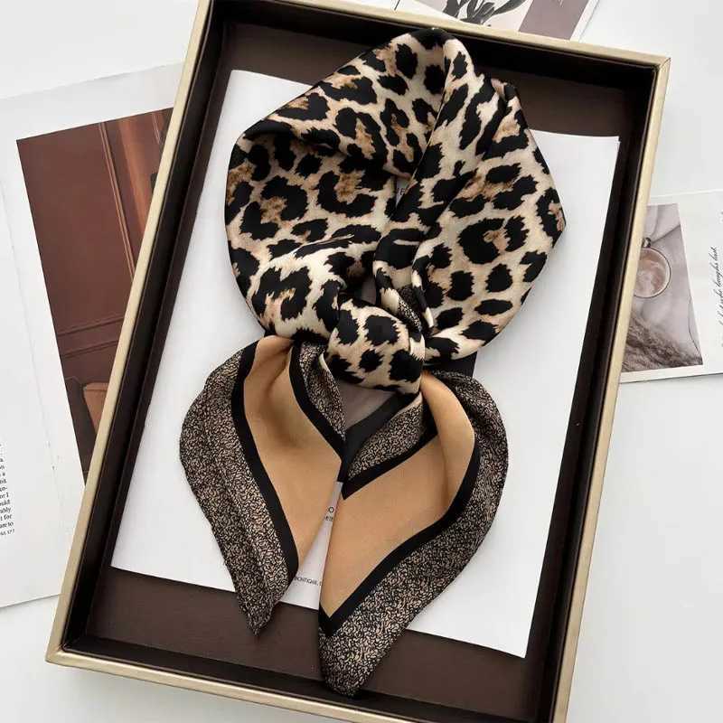 Luxury Leopard Print Fem Satin Neck Scarf Square Hair Scarves Foard Band Shawls Wraps Neckerchief Bandana Wen 70cm X260328