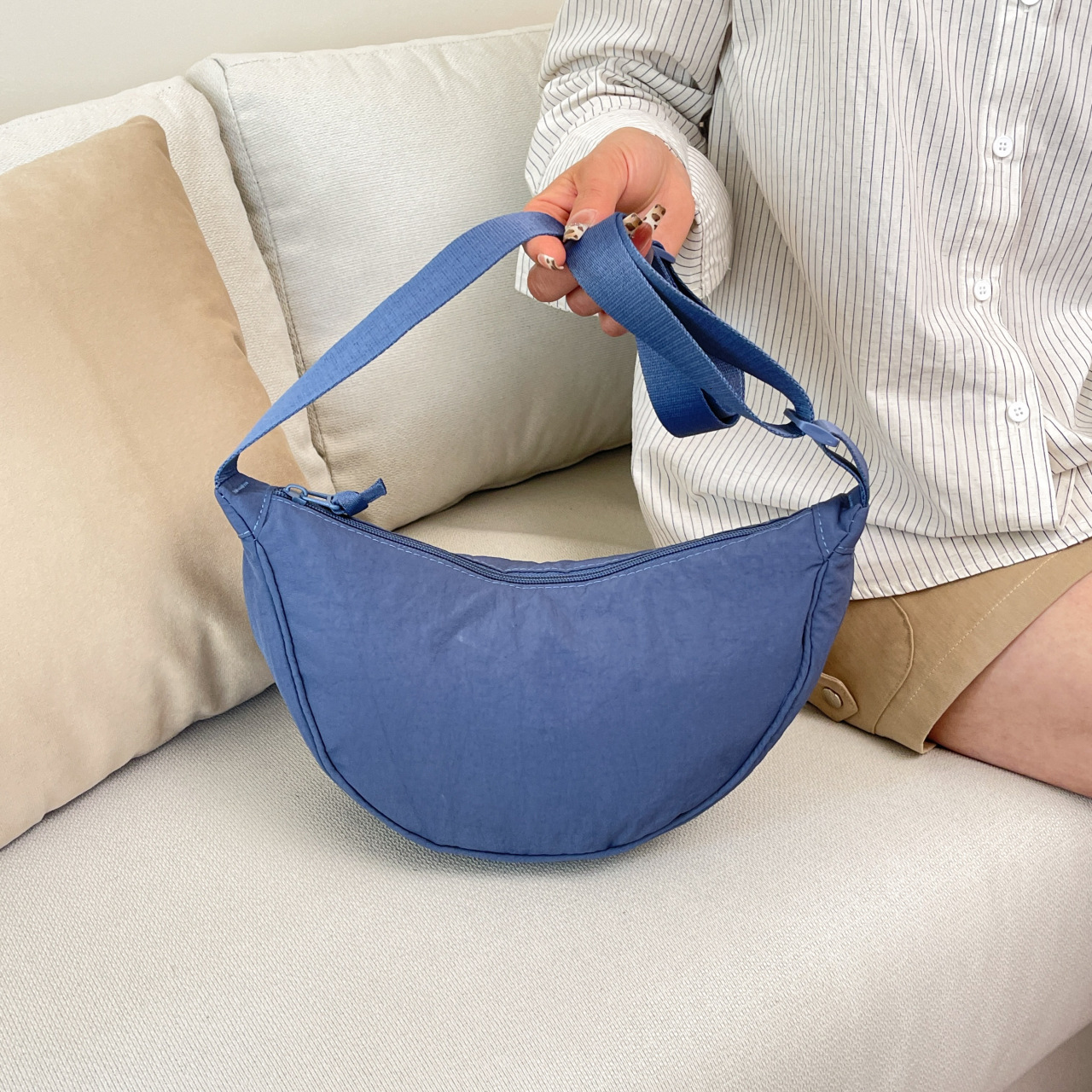 Korean-style dumpling women, lightweight, artistic, casual, sporty crossbody men, simple solid color shoulder bag for students