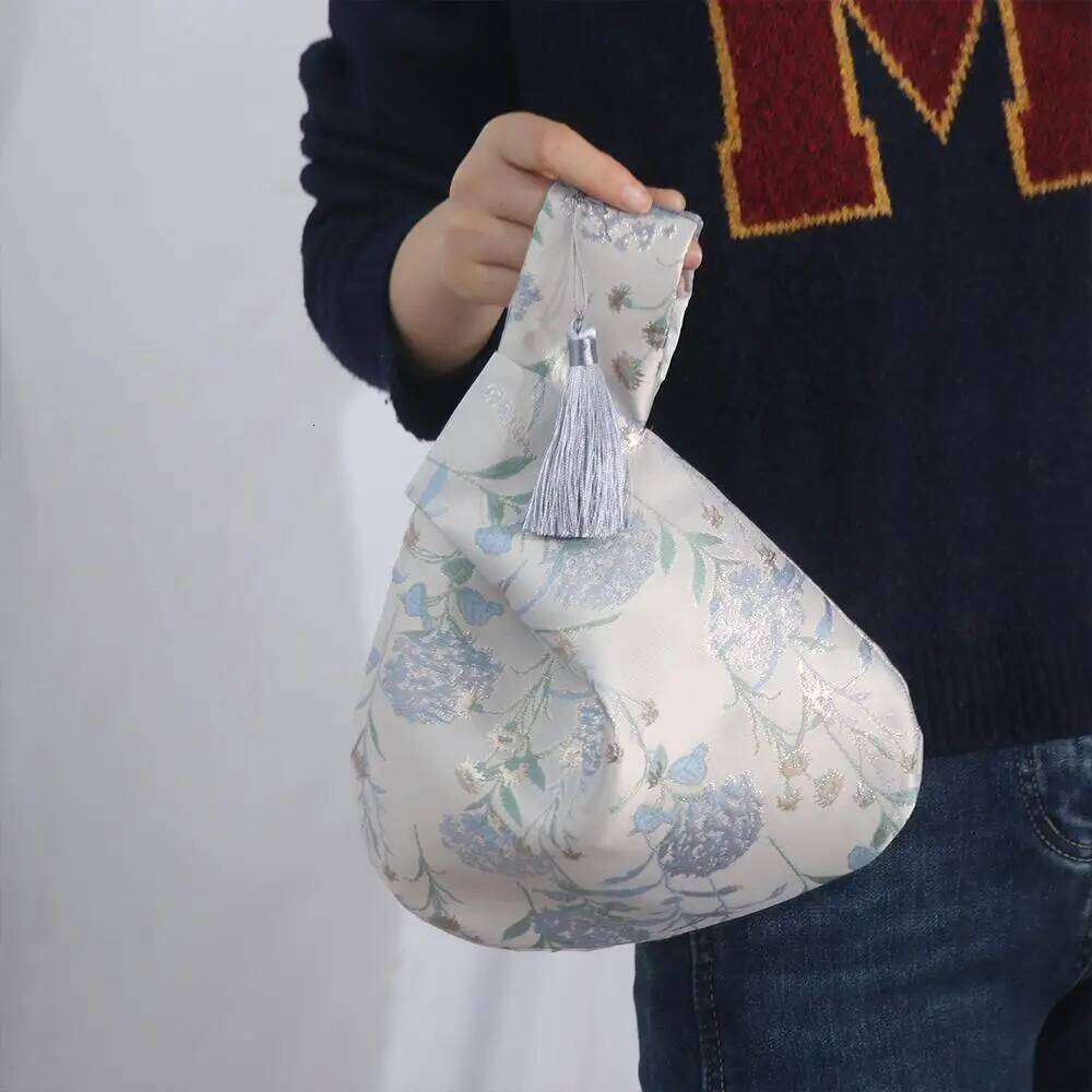 Chinese Embroidery Bags Lunch Temperament Cosmetic New Chinese Style Handbag Cheongsam Accessories Tassel Knot Wrist Bag Small Item Pouch